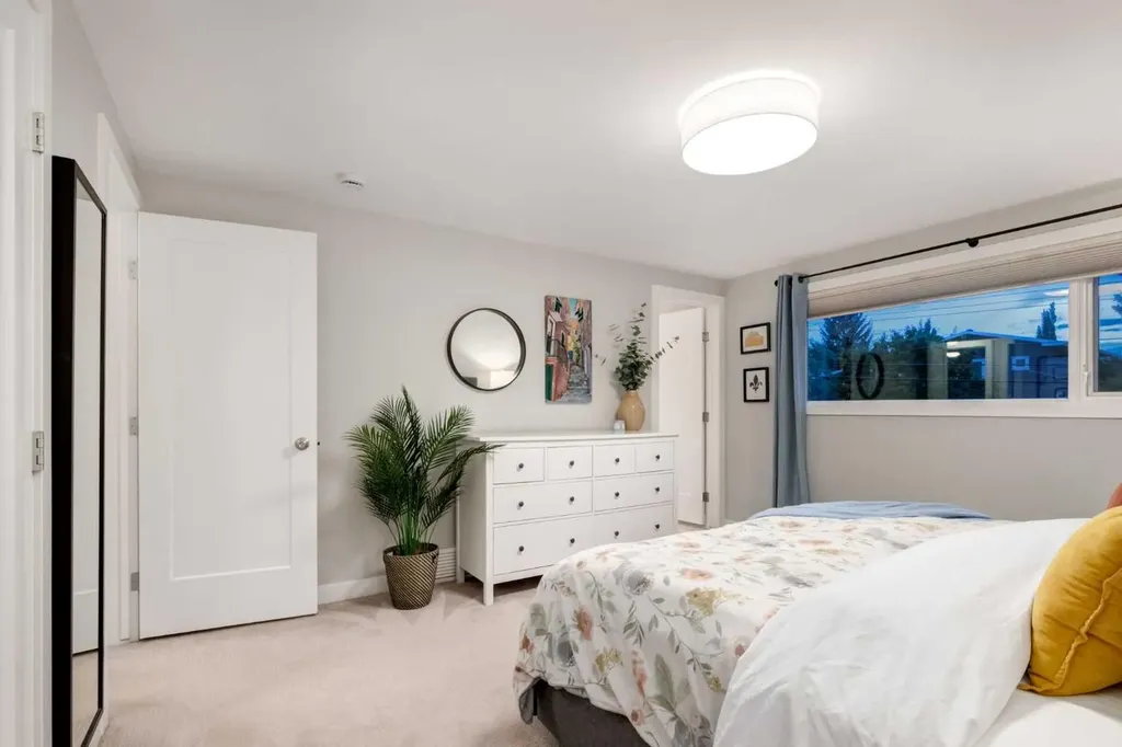 7319 Keewatin Street SW Calgary AB T2V 2M6