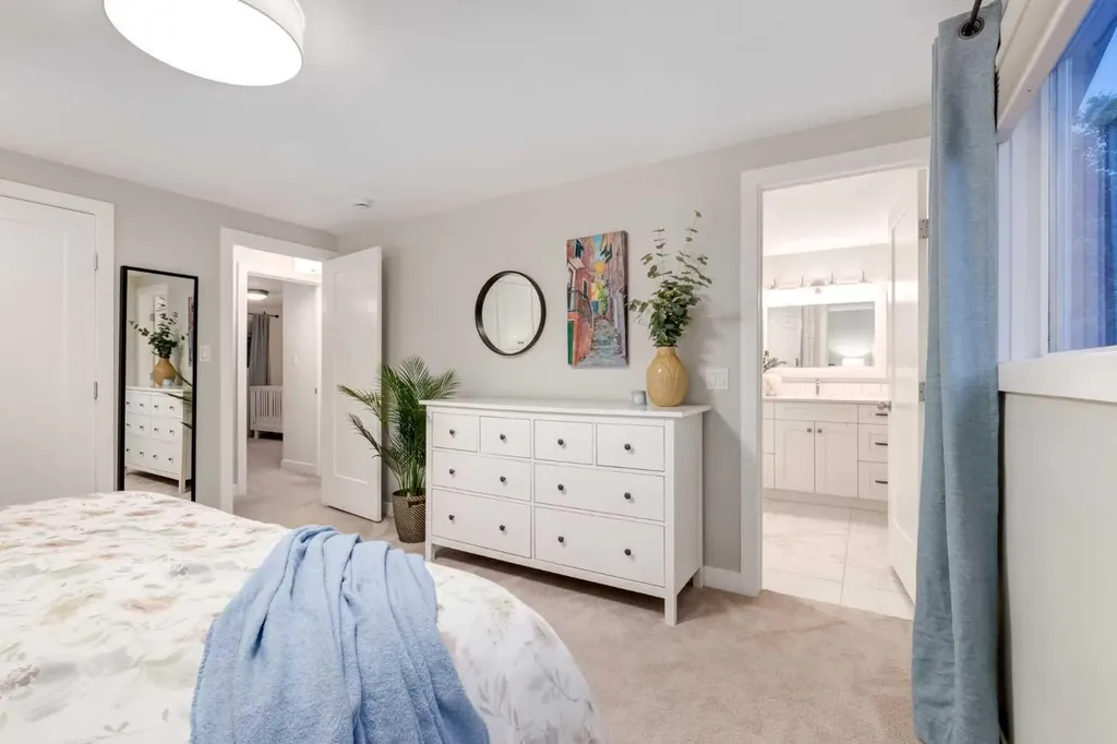 7319 Keewatin Street SW Calgary AB T2V 2M6