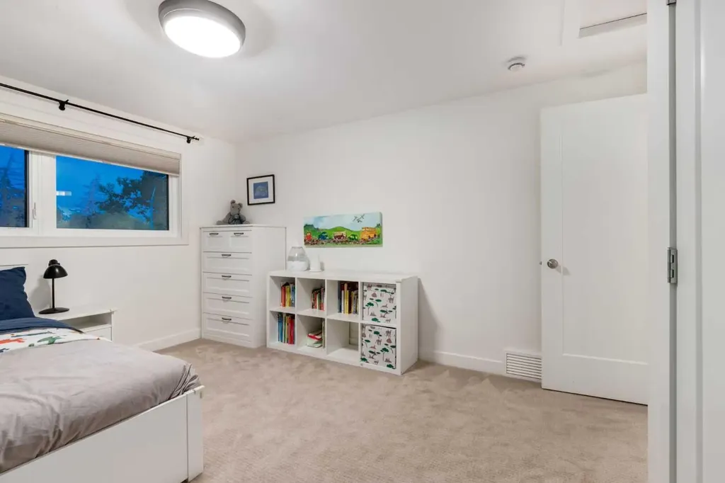 7319 Keewatin Street SW Calgary AB T2V 2M6