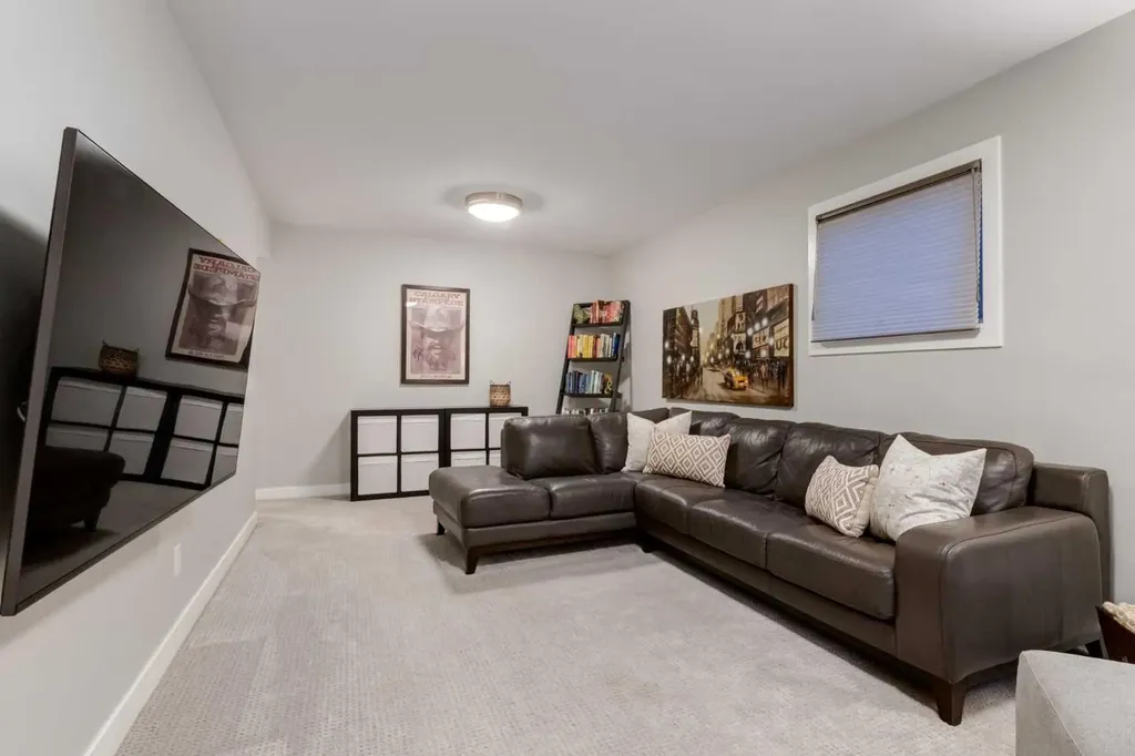 7319 Keewatin Street SW Calgary AB T2V 2M6