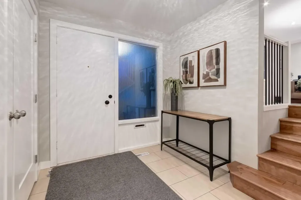 7319 Keewatin Street SW Calgary AB T2V 2M6