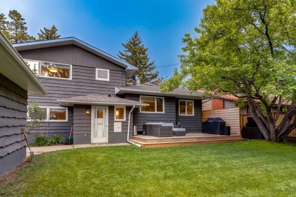 7319 Keewatin Street SW Calgary AB T2V 2M6