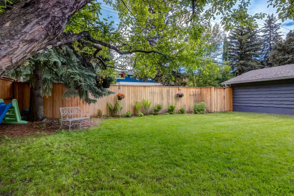 7319 Keewatin Street SW Calgary AB T2V 2M6