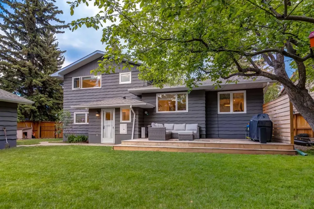 7319 Keewatin Street SW Calgary AB T2V 2M6