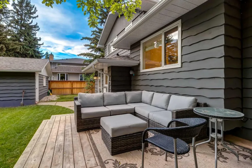 7319 Keewatin Street SW Calgary AB T2V 2M6