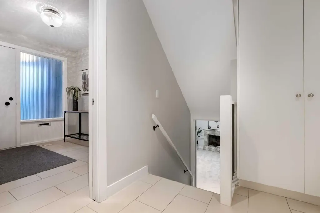 7319 Keewatin Street SW Calgary AB T2V 2M6