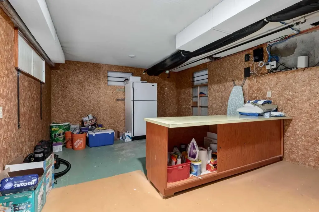7319 Keewatin Street SW Calgary AB T2V 2M6