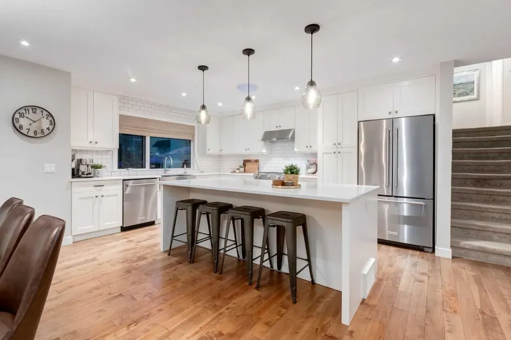 7319 Keewatin Street SW Calgary AB T2V 2M6