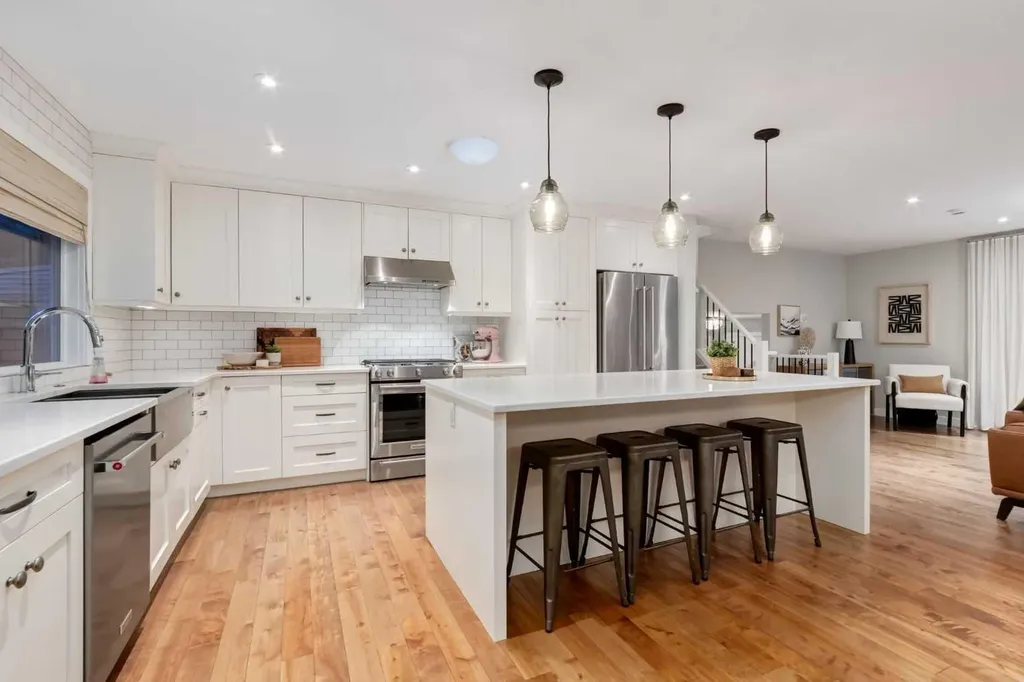 7319 Keewatin Street SW Calgary AB T2V 2M6