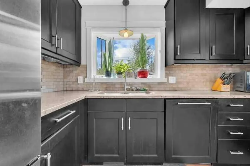 3143 45 Street SW Calgary AB T3E3T7