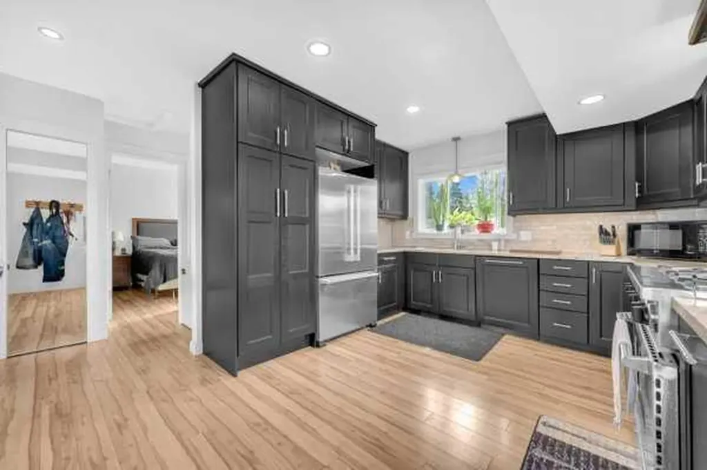 3143 45 Street SW Calgary AB T3E3T7