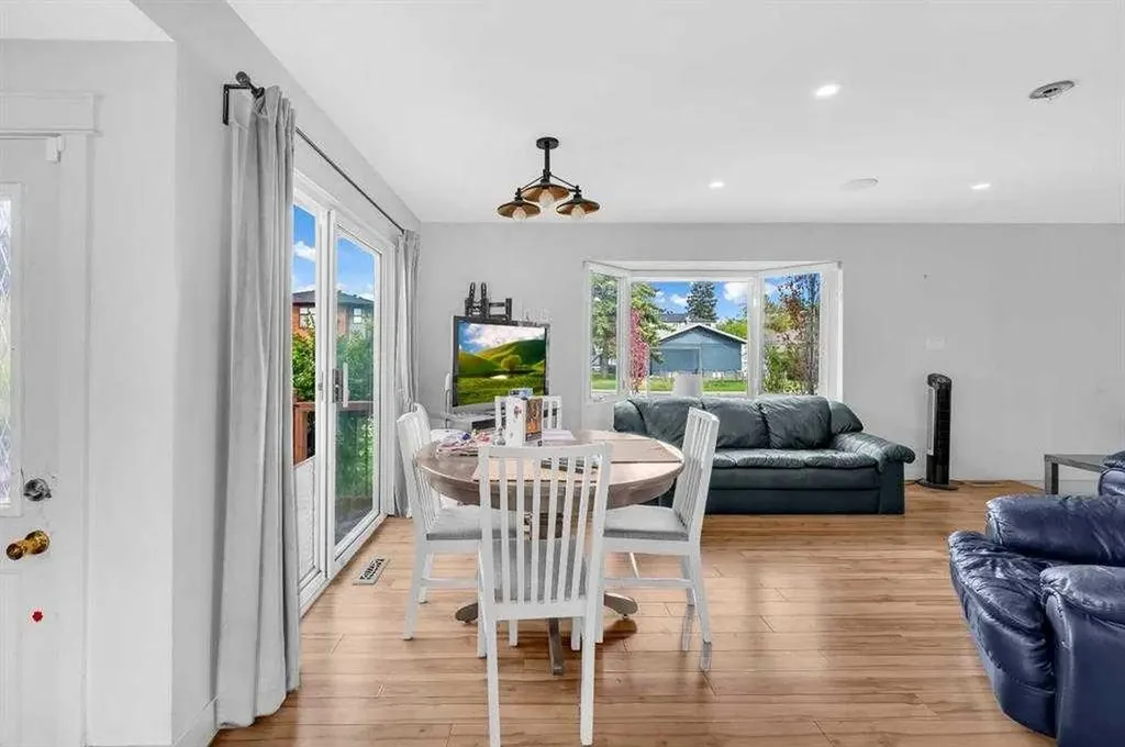 3143 45 Street SW Calgary AB T3E3T7