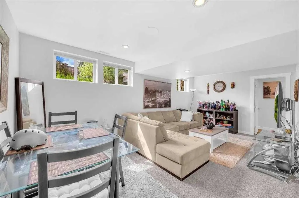 3143 45 Street SW Calgary AB T3E3T7