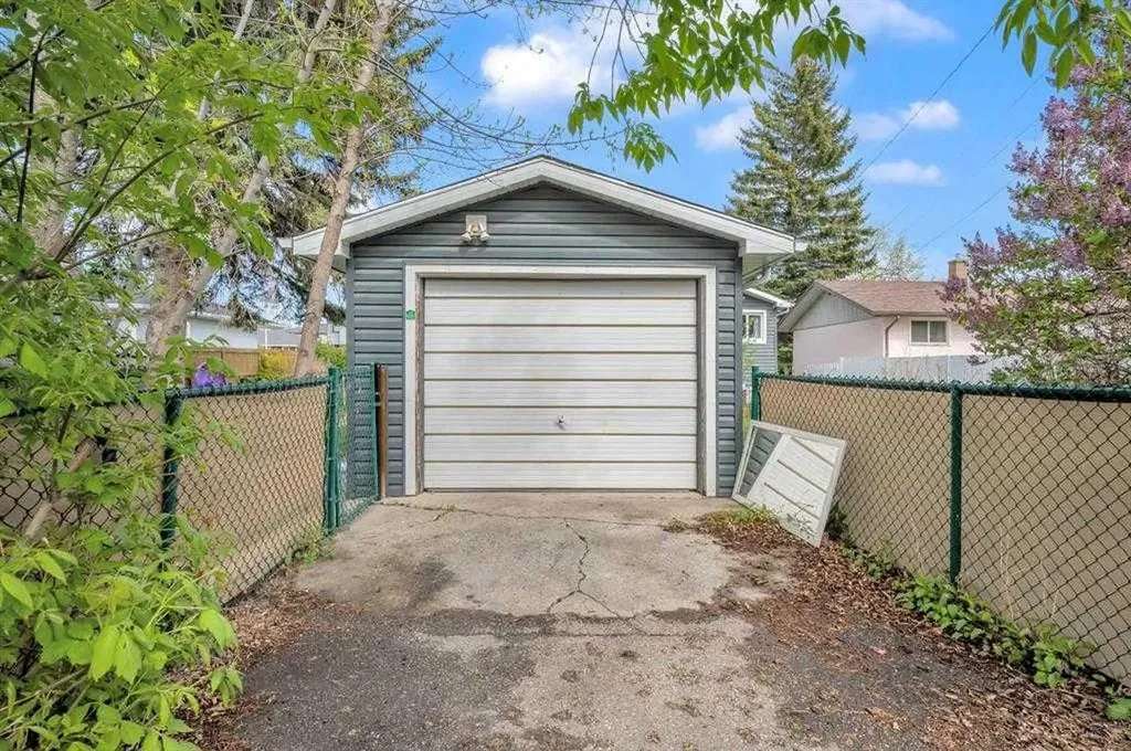 3143 45 Street SW Calgary AB T3E3T7