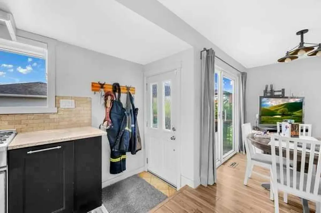 3143 45 Street SW Calgary AB T3E3T7