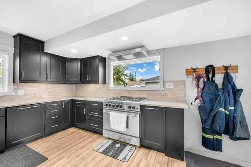 3143 45 Street SW Calgary AB T3E3T7