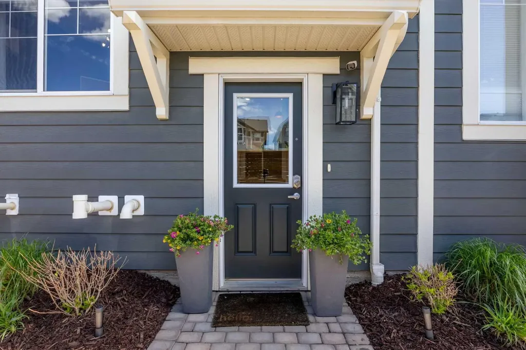 141 Magnolia Manor SE Calgary AB T3M 3H9