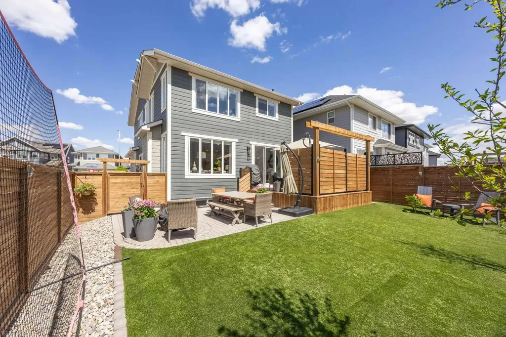 141 Magnolia Manor SE Calgary AB T3M 3H9