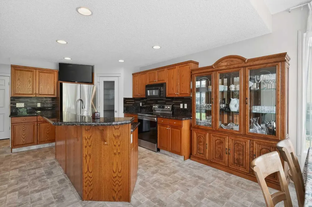 98 Cougarstone Close SW Calgary AB T3H 5W3