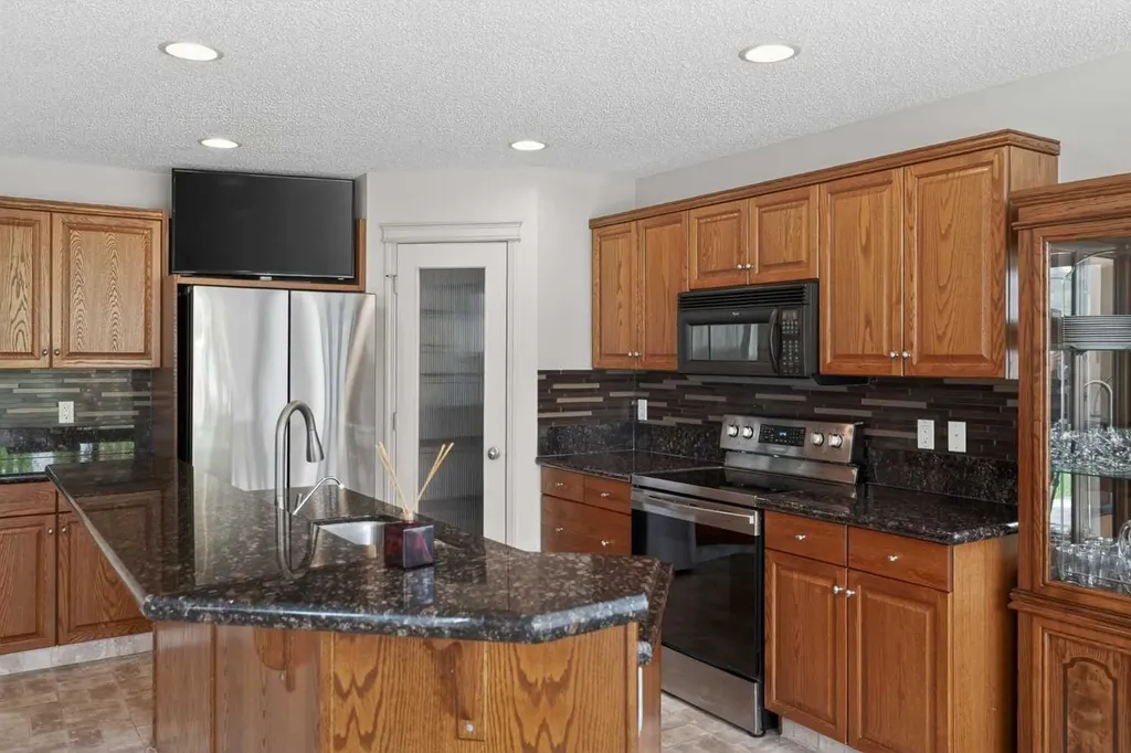 98 Cougarstone Close SW Calgary AB T3H 5W3