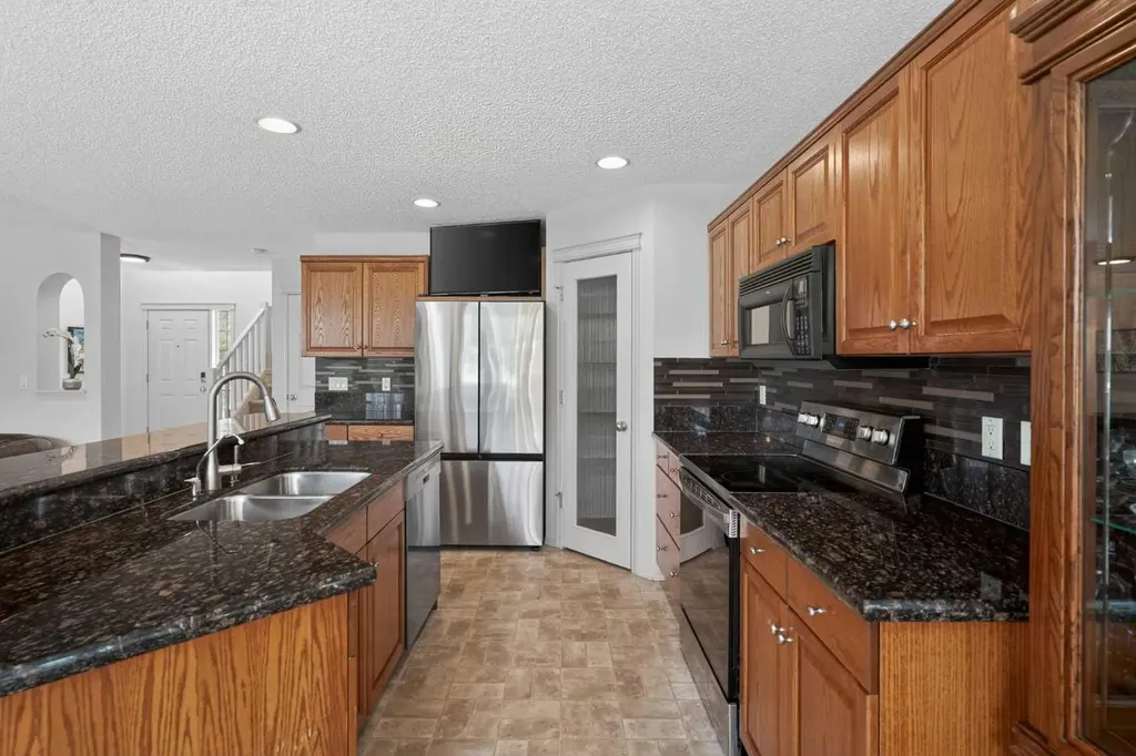 98 Cougarstone Close SW Calgary AB T3H 5W3