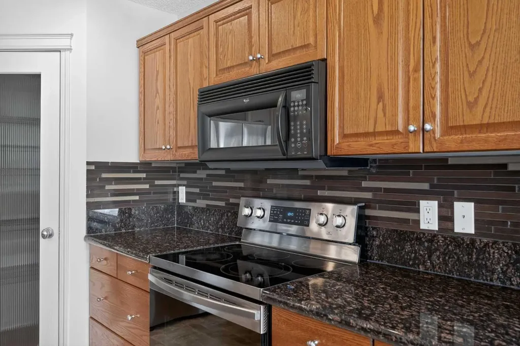98 Cougarstone Close SW Calgary AB T3H 5W3