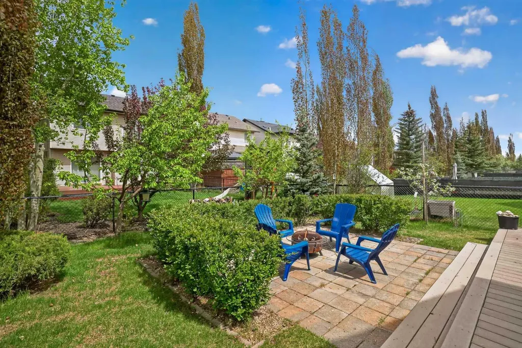 98 Cougarstone Close SW Calgary AB T3H 5W3