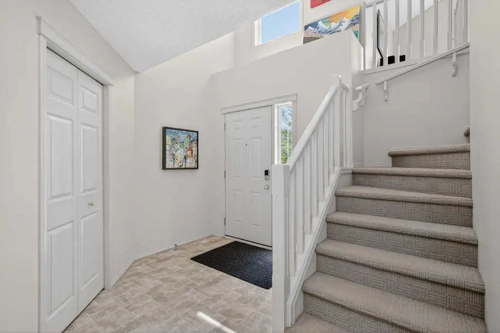 98 Cougarstone Close SW Calgary AB T3H 5W3