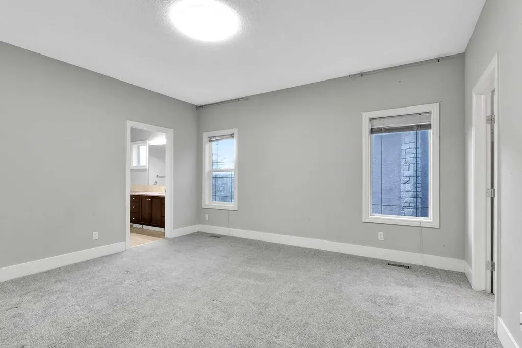 197 Royal Crest View NW Calgary AB T3G 5W4