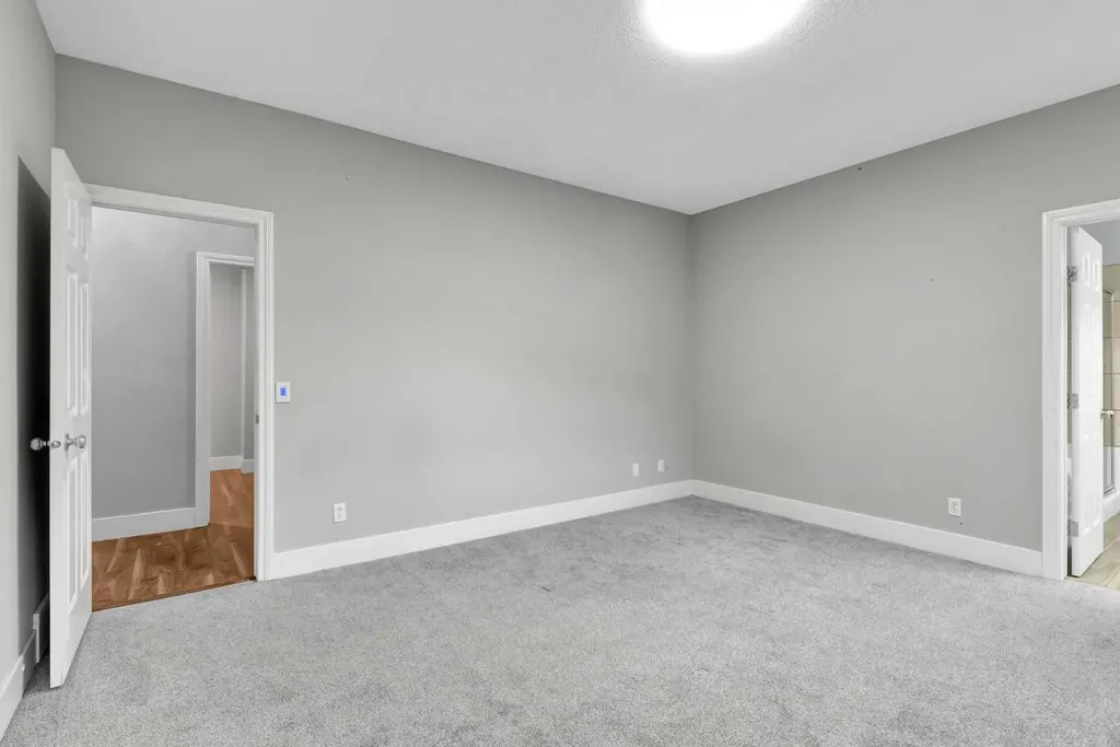 197 Royal Crest View NW Calgary AB T3G 5W4