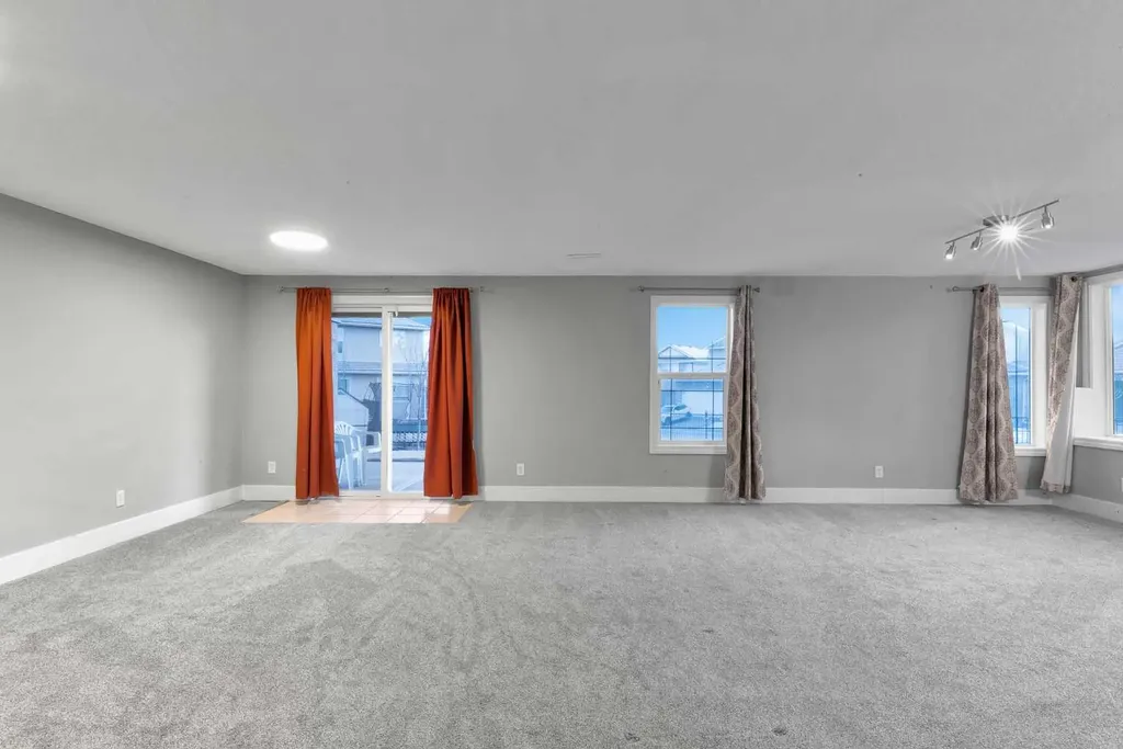 197 Royal Crest View NW Calgary AB T3G 5W4
