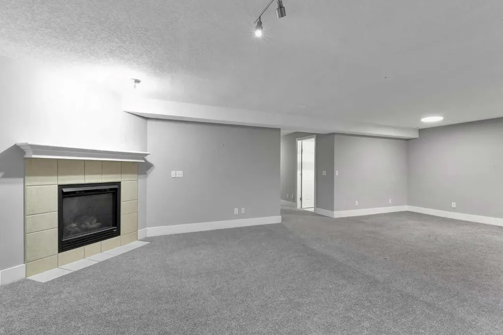 197 Royal Crest View NW Calgary AB T3G 5W4