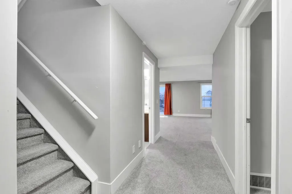 197 Royal Crest View NW Calgary AB T3G 5W4