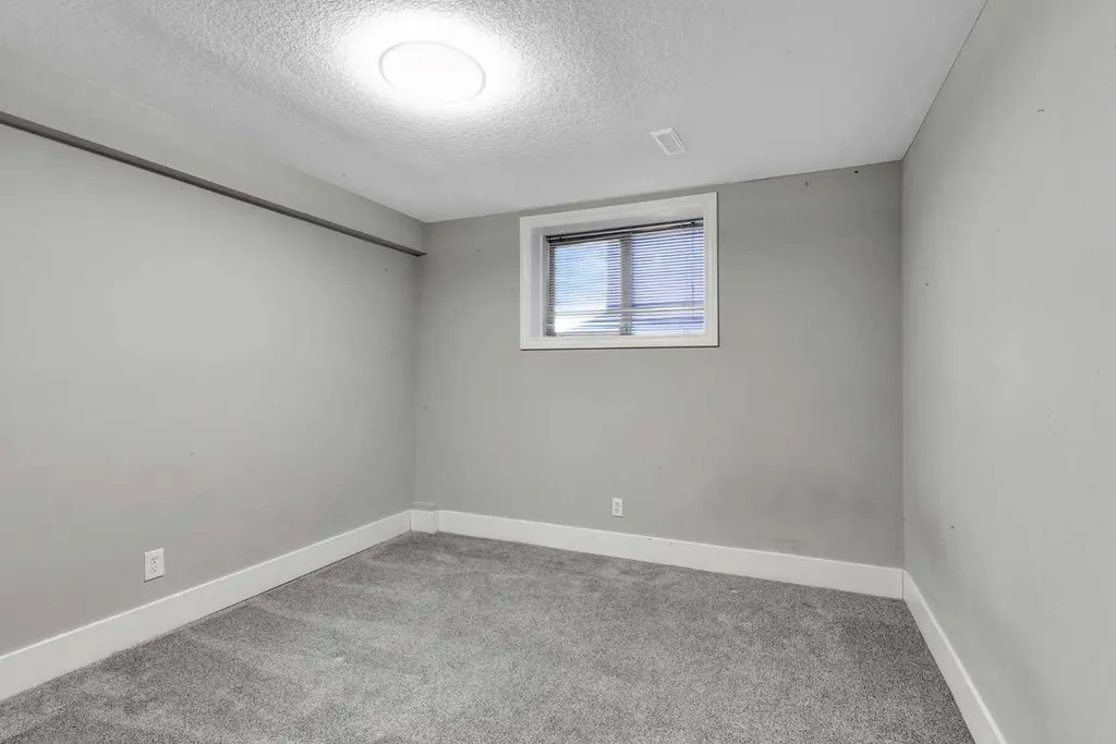 197 Royal Crest View NW Calgary AB T3G 5W4