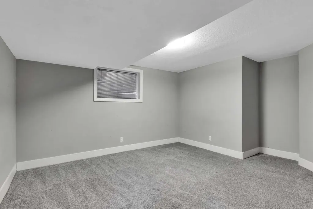 197 Royal Crest View NW Calgary AB T3G 5W4