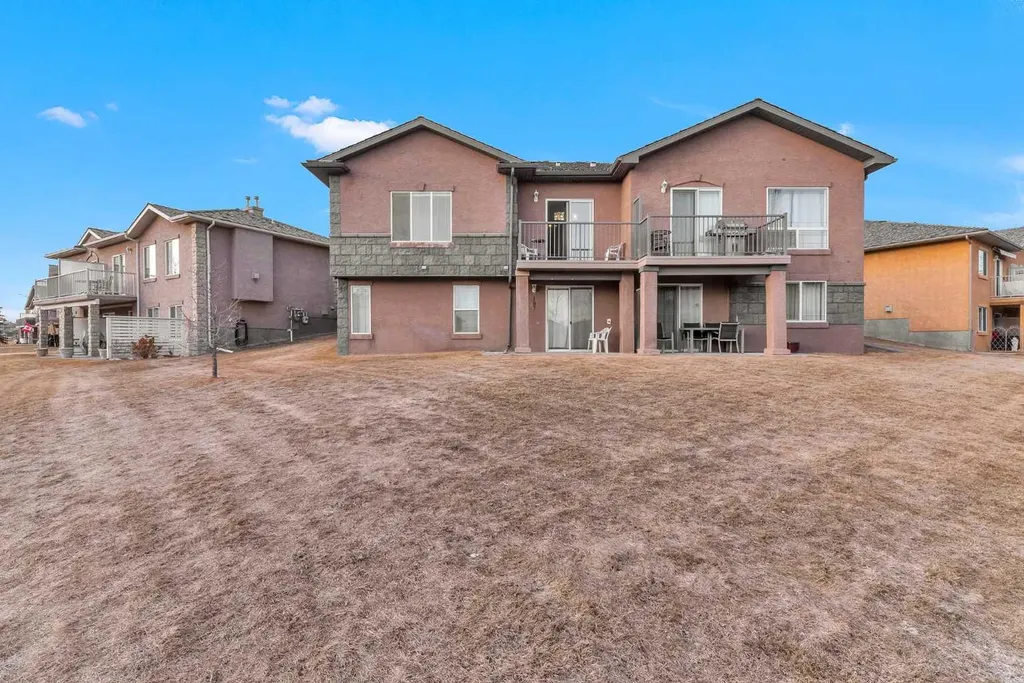 197 Royal Crest View NW Calgary AB T3G 5W4