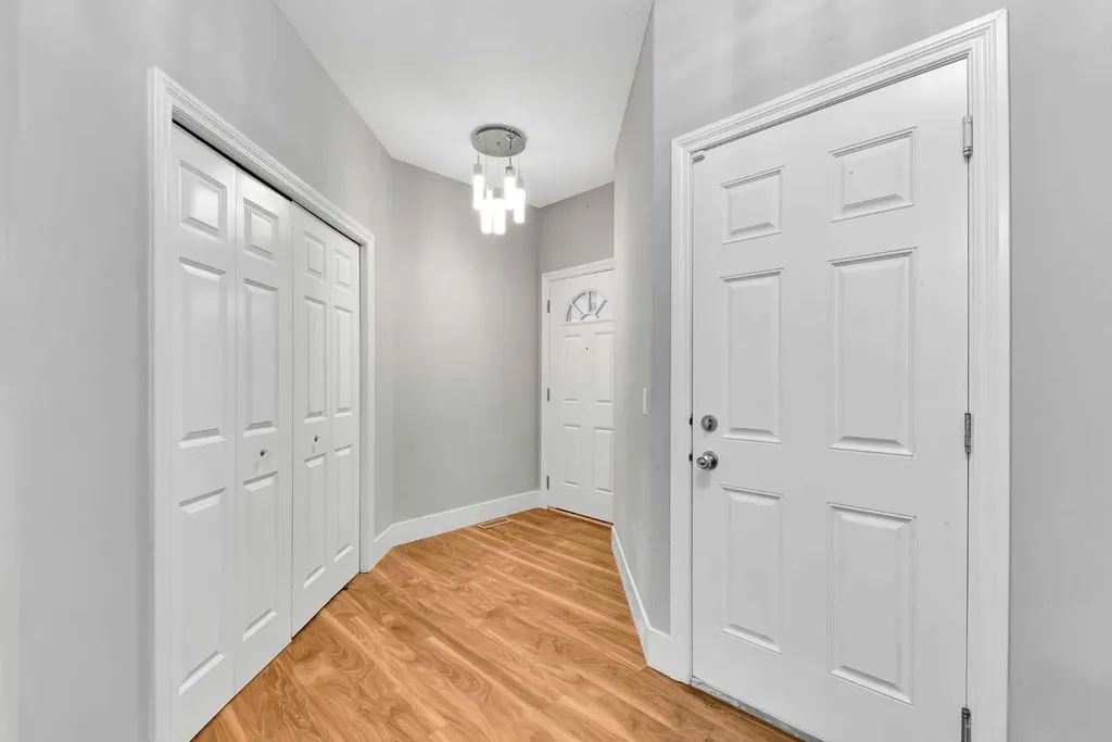 197 Royal Crest View NW Calgary AB T3G 5W4