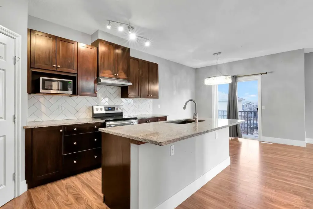 197 Royal Crest View NW Calgary AB T3G 5W4