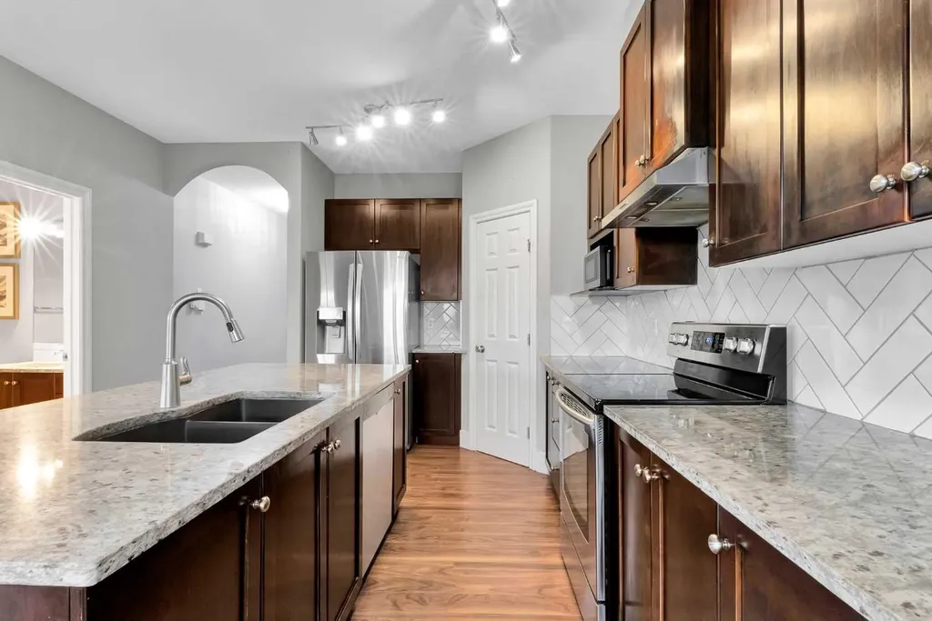 197 Royal Crest View NW Calgary AB T3G 5W4