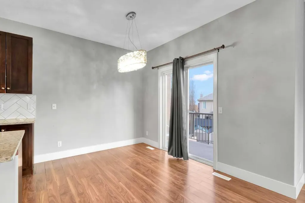 197 Royal Crest View NW Calgary AB T3G 5W4