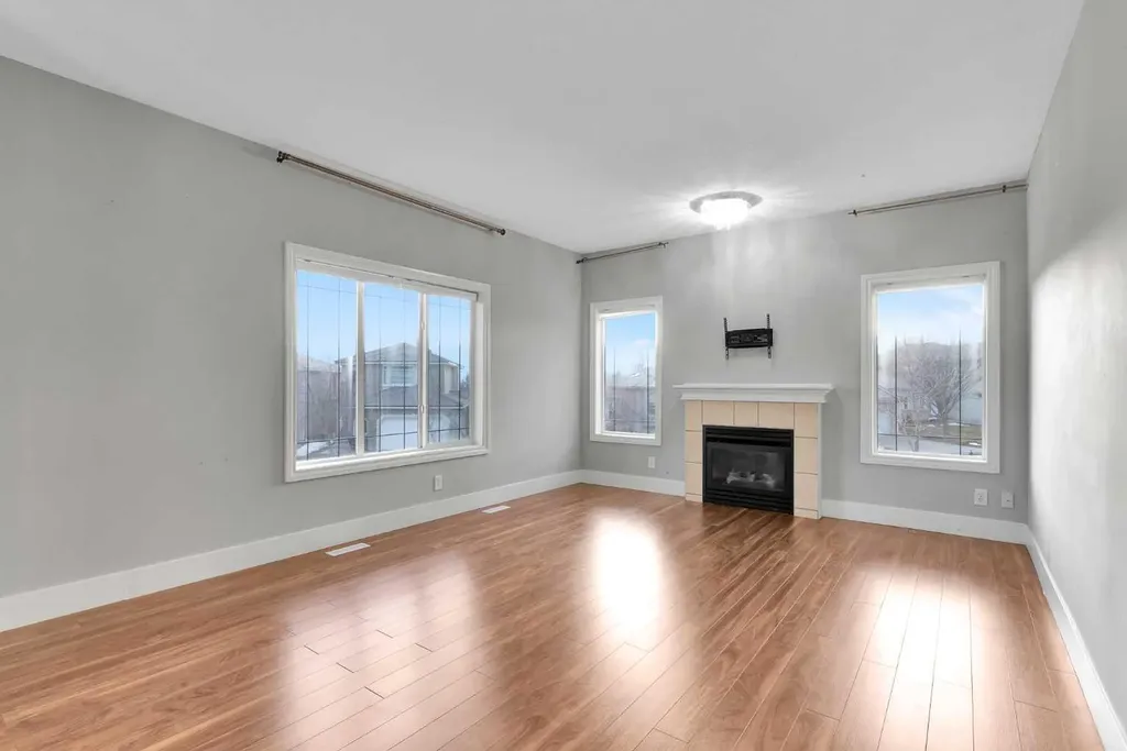 197 Royal Crest View NW Calgary AB T3G 5W4