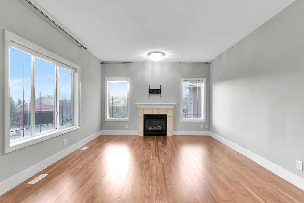197 Royal Crest View NW Calgary AB T3G 5W4