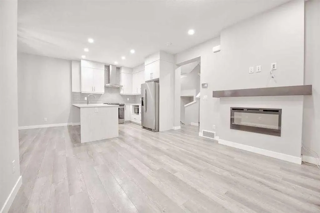 917 Crestridge Common SW Calgary AB T3B 6L6