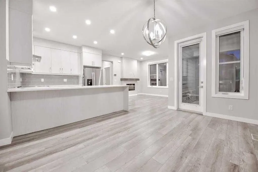 917 Crestridge Common SW Calgary AB T3B 6L6