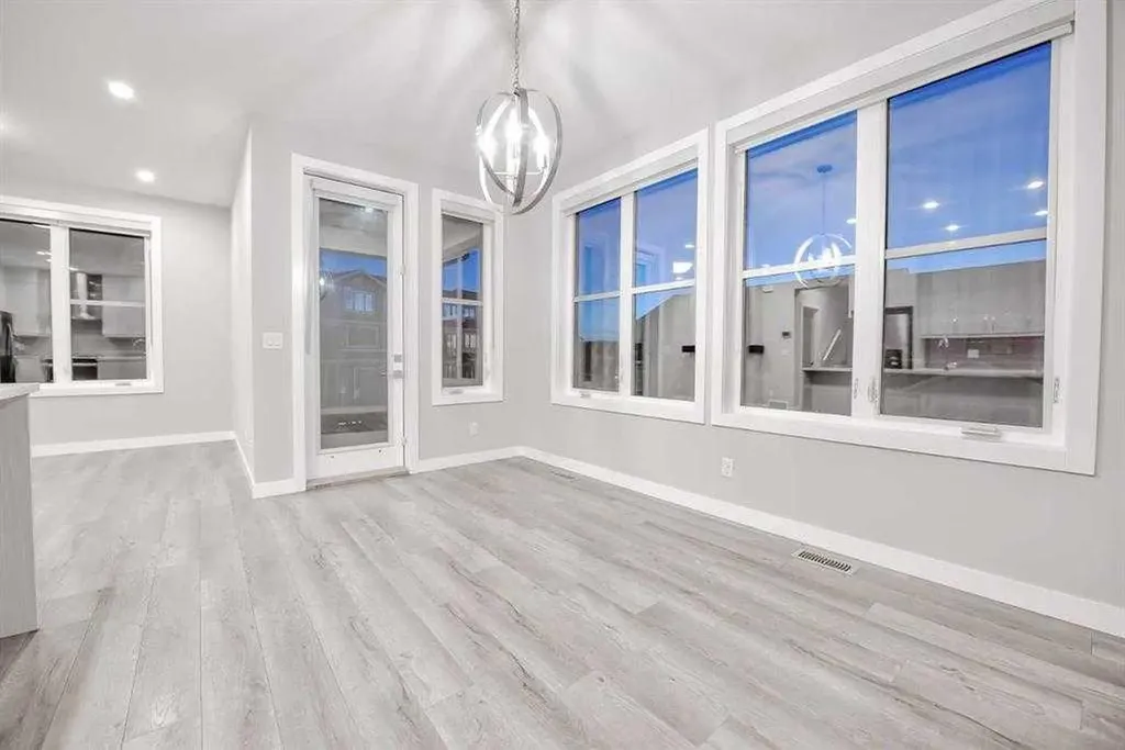 917 Crestridge Common SW Calgary AB T3B 6L6