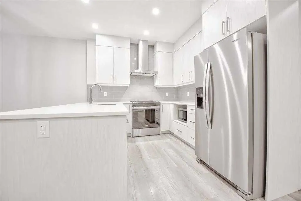 917 Crestridge Common SW Calgary AB T3B 6L6