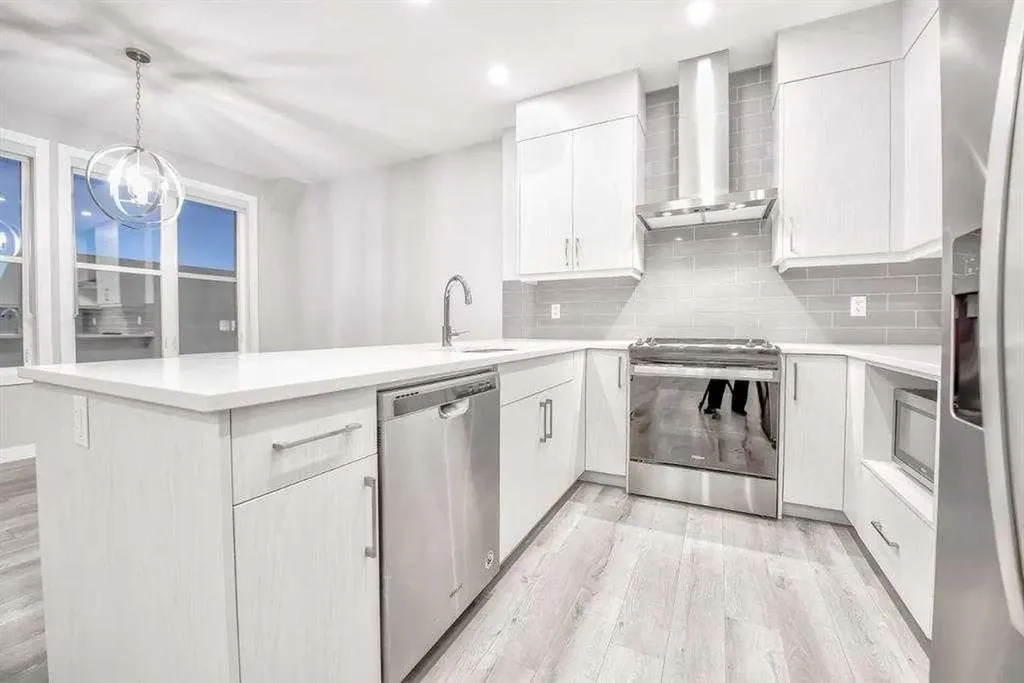 917 Crestridge Common SW Calgary AB T3B 6L6