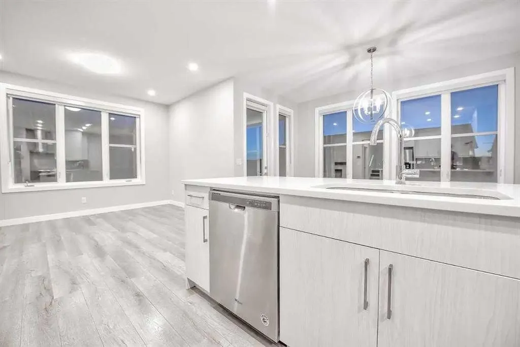917 Crestridge Common SW Calgary AB T3B 6L6