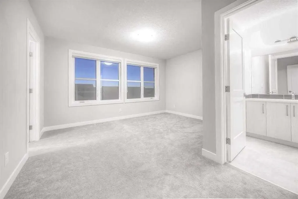 917 Crestridge Common SW Calgary AB T3B 6L6