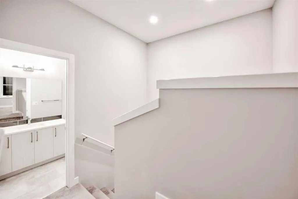 917 Crestridge Common SW Calgary AB T3B 6L6
